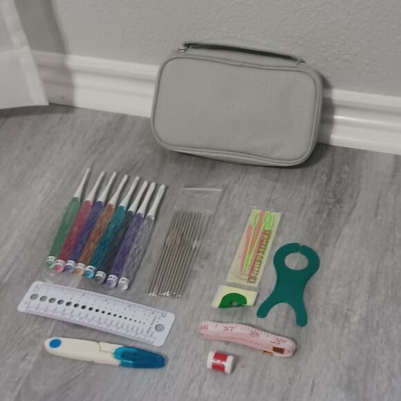 Beginner's Crochet Kit, 8 Ergonomic Hooks & Other Essentials - Picture 1 of 9